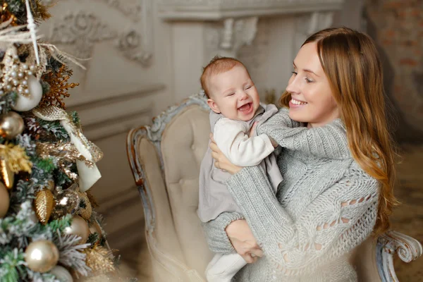 Frumoasa mama fericita cu fiica mica in tricot pulover sitt — Fotografie, imagine de stoc