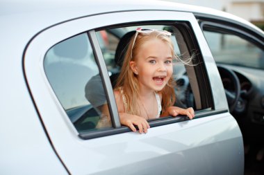 Güzel sarışın kız 5 yıl araba penceresinden dışarı çıkıntı bir