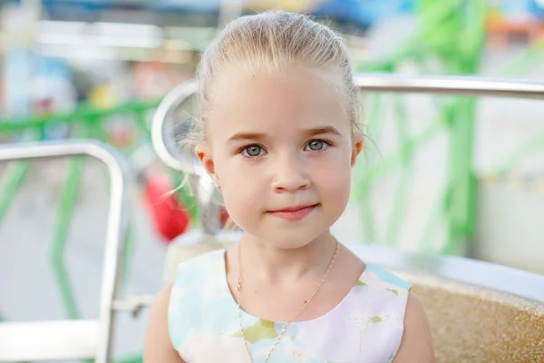 Niña 5 años rubia sonriendo, verano, primer plano —  Fotos de Stock