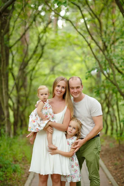Οικογενειακό πορτρέτο - μητέρα, πατέρας και δύο κόρες ξανθιά walkin — Φωτογραφία Αρχείου