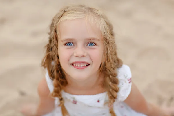 Portrait risible fille blonde avec des tresses et des yeux ronds bleus — Photo