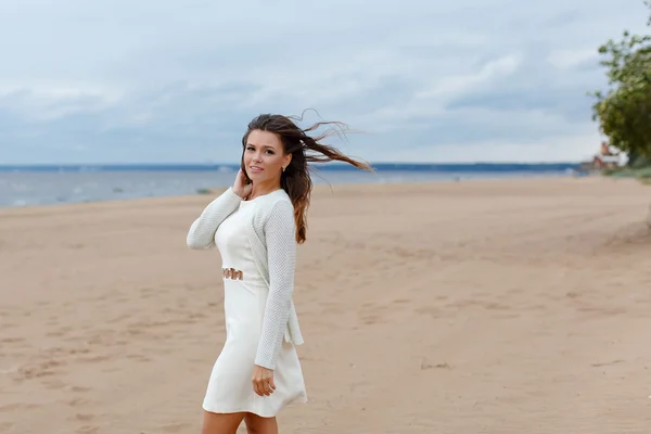 Retrato de uma mulher bonita com cabelo voador no vento, agai — Fotografia de Stock