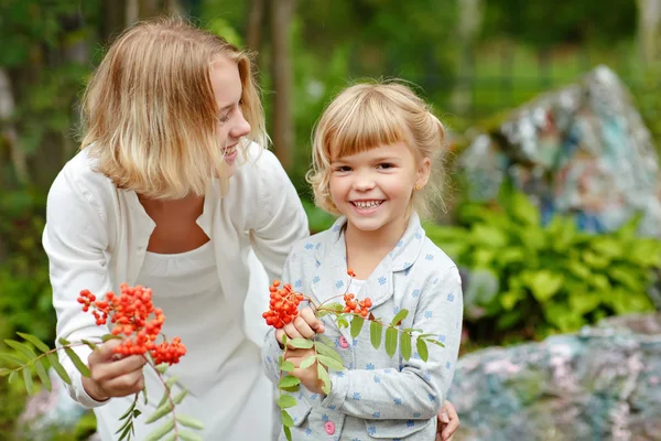 Două surori mai mici zâmbind fată fermecătoare într-o pădure și munte — Fotografie, imagine de stoc