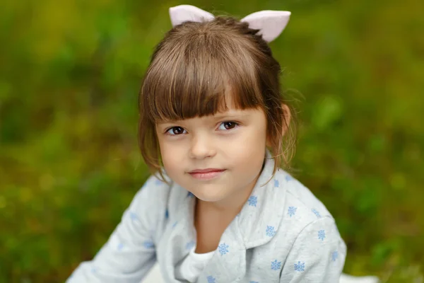 Fetiță fermecătoare cu ochi căprui pe fundalul fo-ului — Fotografie, imagine de stoc