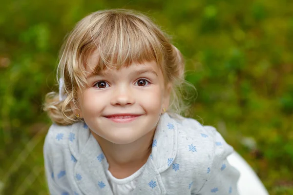 Fetiță fermecătoare cu ochi căprui pe fundalul verii — Fotografie, imagine de stoc