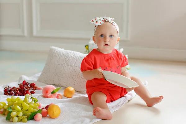 Kleine mooie baby meisje met grote blauwe ogen met een bandage op — Stockfoto