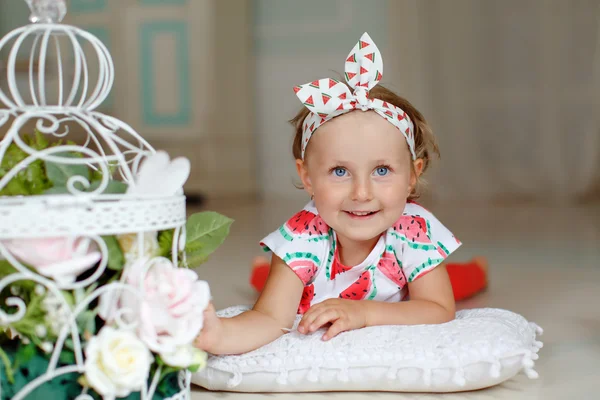 Portret van een mooie kleine meisje baby blonde met grote blauwe ogen — Stockfoto
