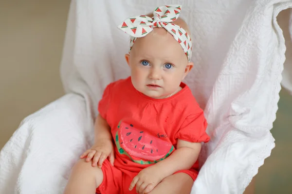 Pequeña niña hermosa con grandes ojos azules con un vendaje — Foto de Stock