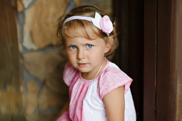 Portret van een mooie kleine meisje baby blonde met grote blauwe ogen — Stockfoto