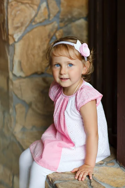 Portretul unei fetițe drăguțe blondă cu ochi albaștri mari — Fotografie, imagine de stoc