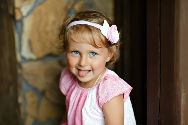 Retrato de una bonita niña pequeña rubia con grandes ojos azules —  Fotos de Stock