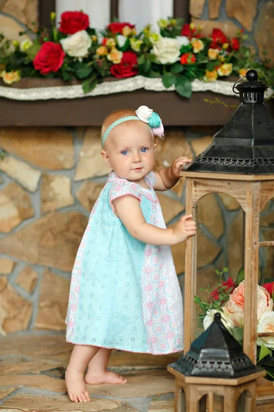 Büyük mavi gözlü güzel bir kız bebek sarışın portresi — Stok fotoğraf
