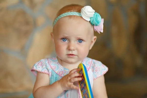 Portret van een mooie kleine meisje baby blonde met grote blauwe ogen — Stockfoto