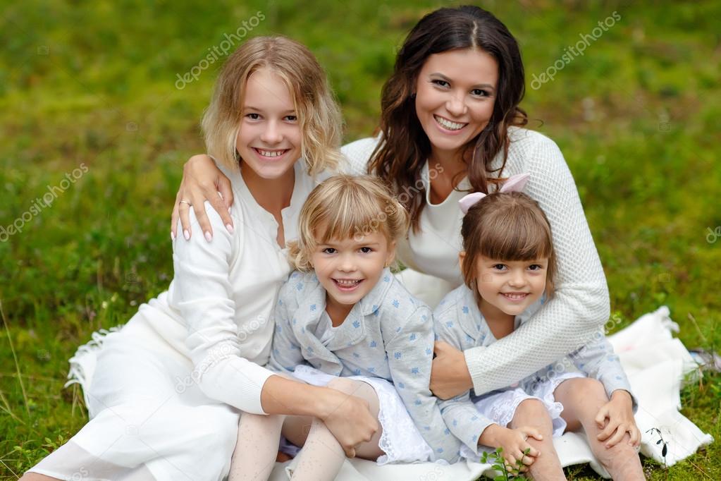 Mom and her three daughters hugging in a forest in summer — Stock 