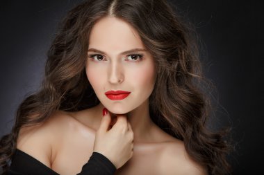 İçinde peluş sağlıklı kıvırcık saçlı kız çok güzel sihir 