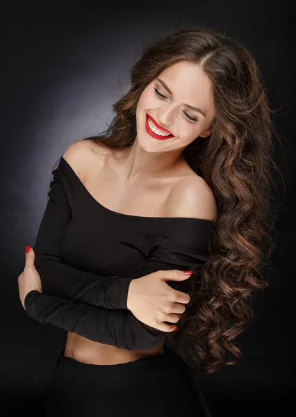 Sehr schönes Glamour Mädchen mit Plüsch gesundes lockiges Haar lachen — Stockfoto