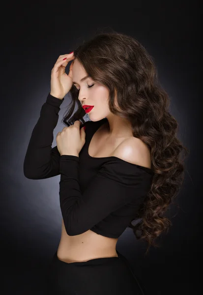 Muy hermosa chica glamour con peluche pelo rizado saludable en el — Foto de Stock