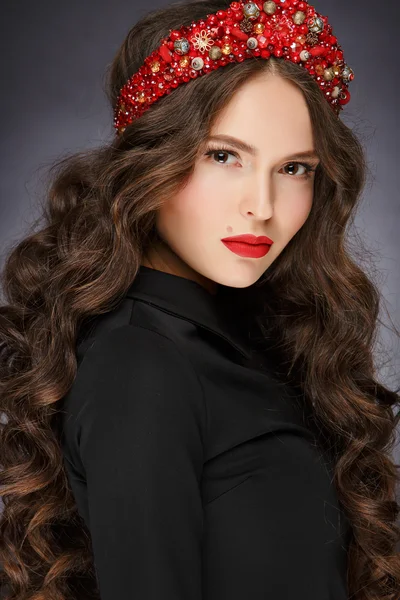 Muy hermosa chica glamorosa con tiara roja y chic saludable ha — Foto de Stock