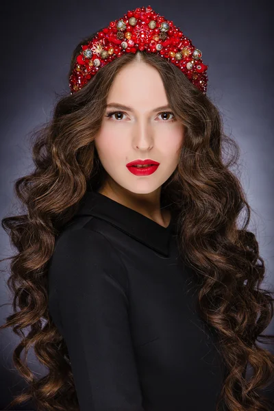 Mycket vackra glamorösa flicka med röda tiara och chic friska ha — Stockfoto