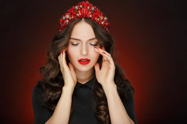 Muy hermosa chica glamorosa con el pelo rojo elegante tiara y en — Foto de Stock