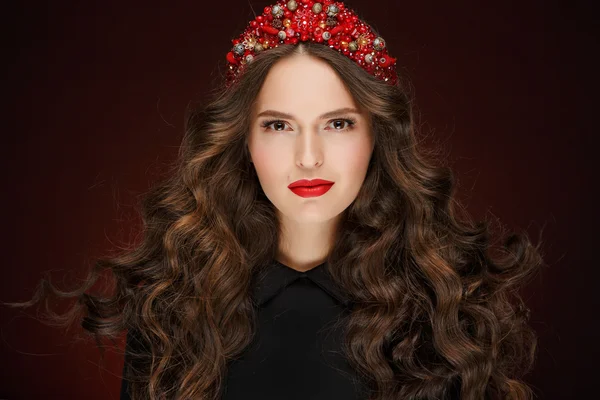 Mycket vackra glamorösa flicka med rött hår elegant tiara och i — Stockfoto