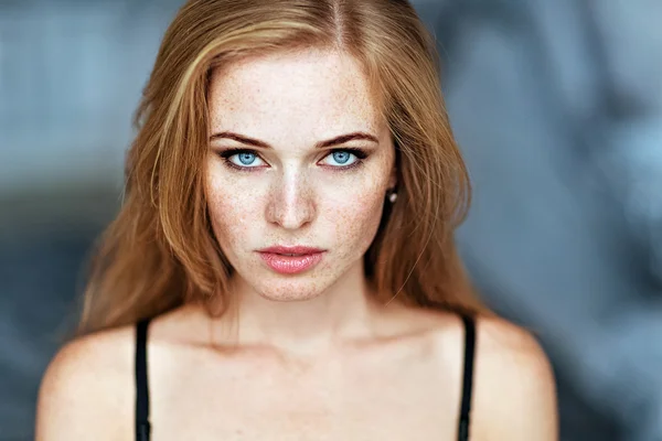 Retrato de una chica con pecas y ojos azules —  Fotos de Stock
