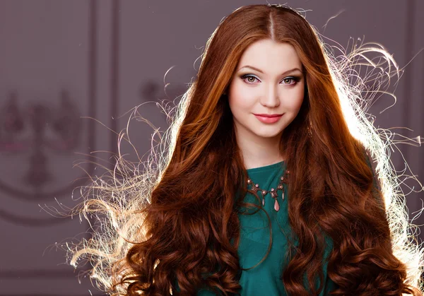 Portrait de fille rousse avec une couronne de baies rouges sur la tête — Photo