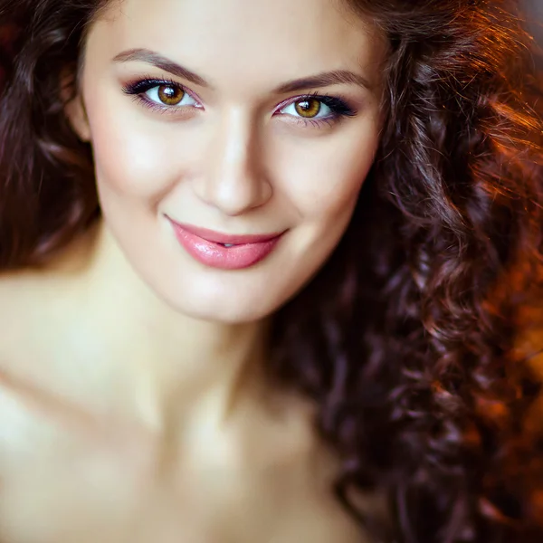 Portrait de fille rousse avec une couronne de baies rouges sur la tête — Photo