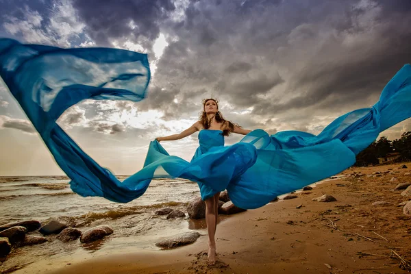 Retrato de menina de cabelos vermelhos com uma coroa de bagas vermelhas na cabeça — Fotografia de Stock