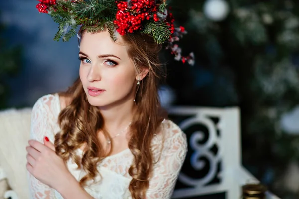 Ritratto di ragazza dai capelli rossi con una ghirlanda di bacche rosse sulla testa — Foto Stock