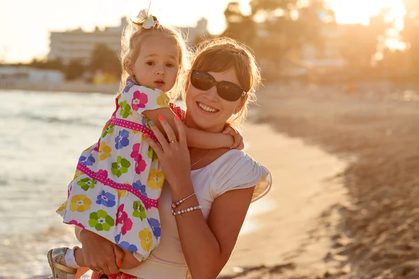 Mère et fille sont heureux câlin à Chypre au coucher du soleil — Photo