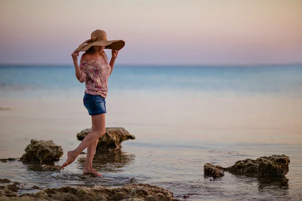 Portrait d'une fille avec un chapeau à large bord sur le fond de la mer du coucher du soleil à Chypre — Photo