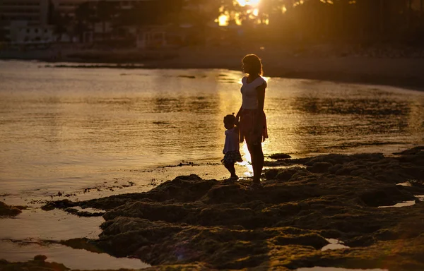 Mère et fille escort coucher de soleil en mer à Chypre — Photo