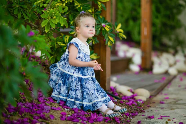 Heel schattig klein meisje in een blauwe jurk — Stockfoto