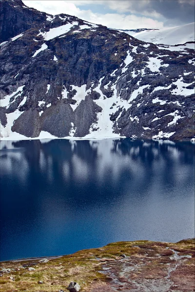 Eine angenehme Aussicht über die Berge die dalsnibba in Norwegen — Stockfoto