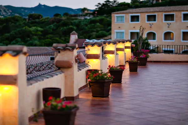 Terrasse confortable est mis en évidence en jaune en Sardaigne — Photo