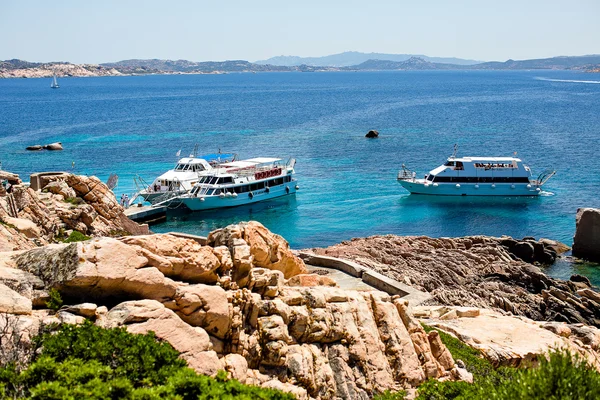 Nuotare in barca nel mare in Sardegna — Foto Stock