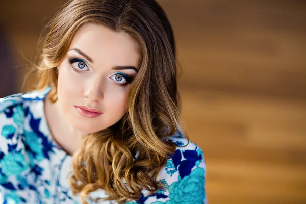 Retrato de uma menina bonita muito sexy com olhos azuis em um vestido azul — Fotografia de Stock