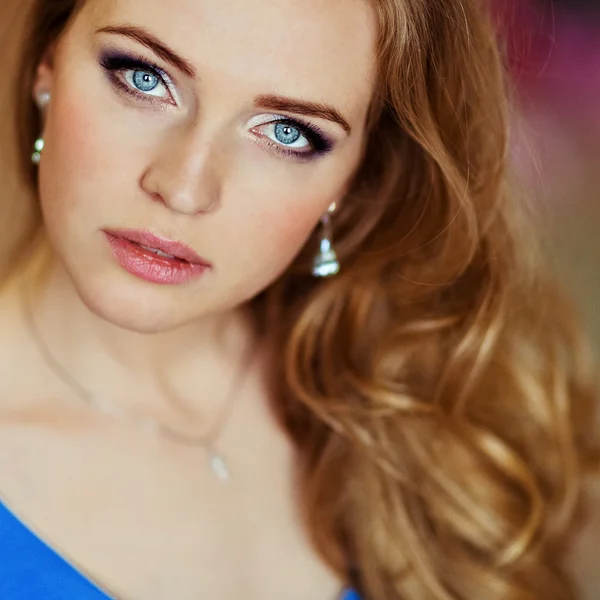 Retrato de una chica de pelo rubio con los ojos azules de cerca —  Fotos de Stock
