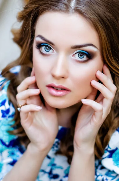 Egy nagyon szép és elbűvölő lány kék szeme egy kék ruhás portréja közelről — Stock Fotó