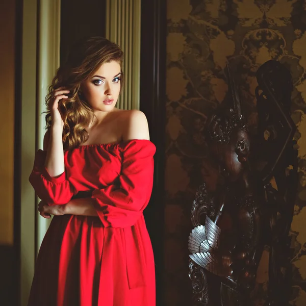인테리어의 빨간 드레스에서 매우 아름 다운 관능적인 여자의 초상화 — 스톡 사진