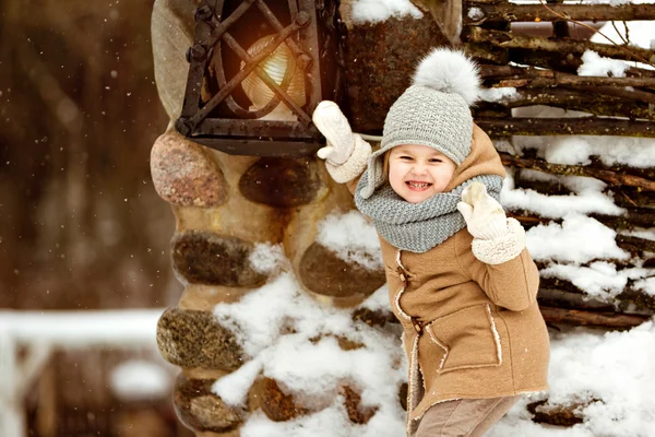 Bardzo słodki piękne małe dziecko dziewczynka w krucjacie beżowy płaszcz — Zdjęcie stockowe