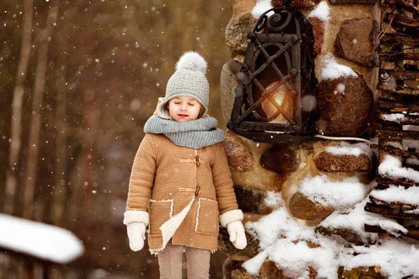 Muito doce menina bonita criança em um casaco bege virou um — Fotografia de Stock