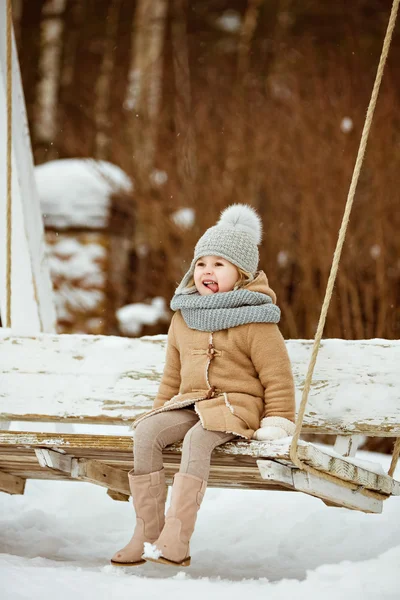 Muy bonito hermoso niño niña en un abrigo beige y un sombrero gris si —  Fotos de Stock