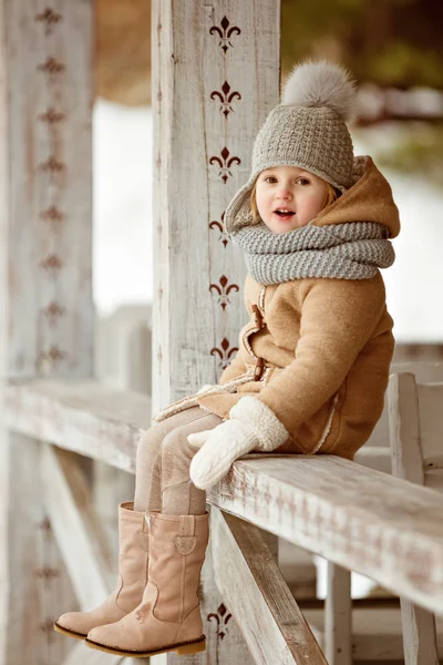 Zeer mooi mooi meisje kind in een beige vacht en een grijze hoed si — Stockfoto