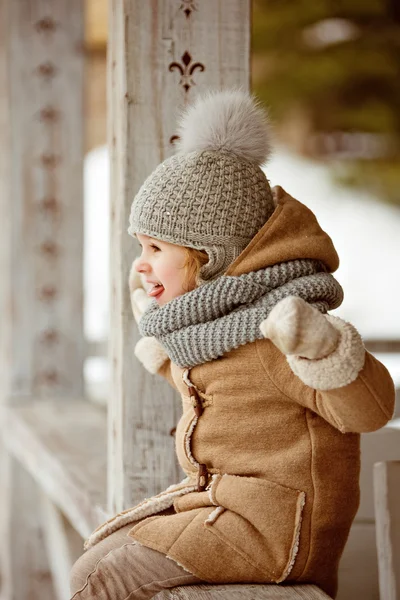 Zeer mooi mooi meisje kind in een beige vacht en een grijze hoed aan — Stockfoto