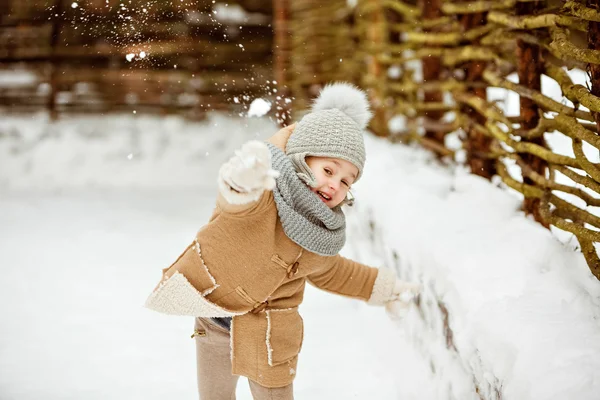 Muy bonito hermoso niño niña en un abrigo beige y un sombrero gris th — Foto de Stock