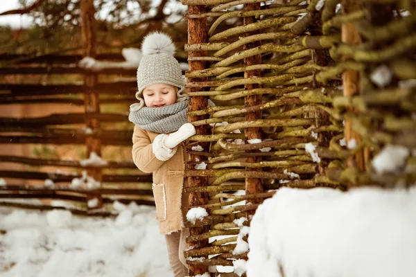 Molto bello bella ragazza bambino in un cappotto beige e un cappello grigio co — Foto Stock