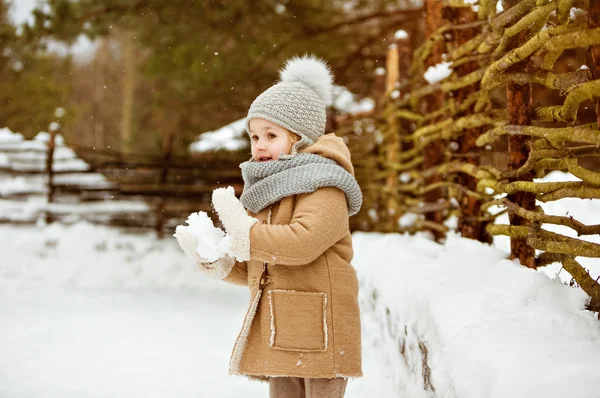 Muy bonito hermoso niño niña en un abrigo beige y un sombrero gris sc —  Fotos de Stock