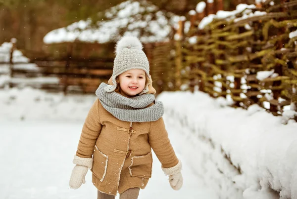 Molto bello bella ragazza bambino in un cappotto beige e un cappello grigio sm — Foto Stock